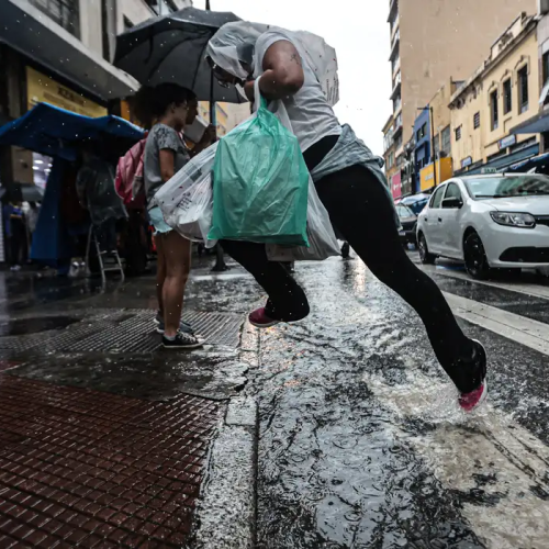 Frente fria muda o tempo e traz chuva para várias regiões de São Paulo