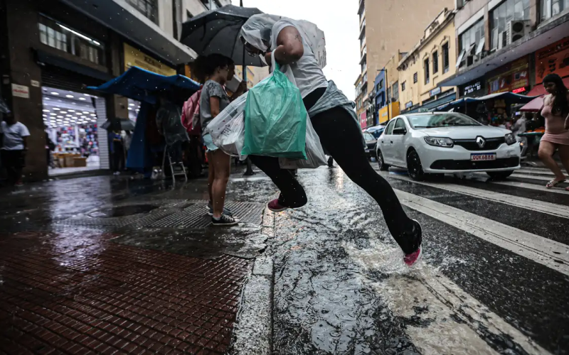 Frente fria muda o tempo e traz chuva para várias regiões de São Paulo