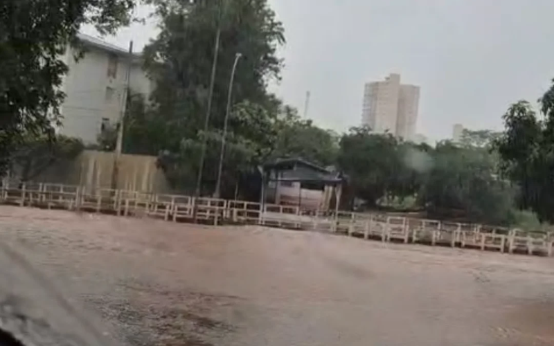 Chuva forte em Birigui alaga João Cernach