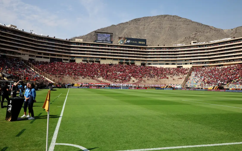 Ônibus atrasado adia início da final da Libertadores para 18h15