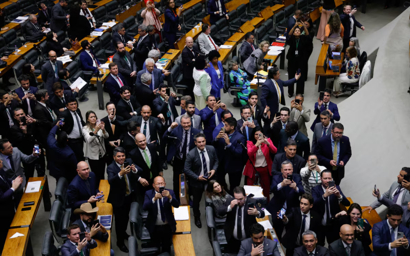 Câmara repete erros e aprova mudanças que reduzem tempo de prisão para crimes graves