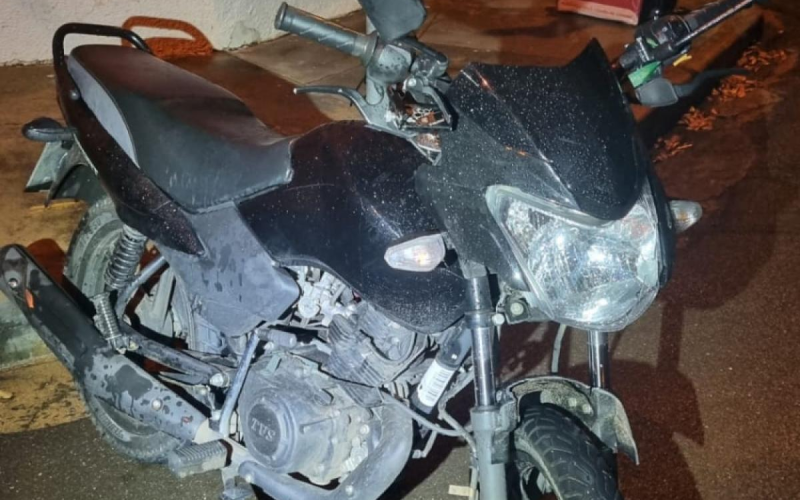 Motociclista ignora sinal de ‘pare’, bate em carro e fica ferido em Birigui