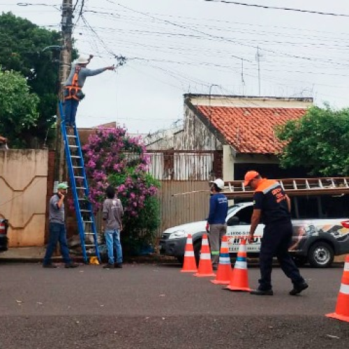 Prefeitura, CPFL e operadoras recolhem meia tonelada de fios soltos em Birigui