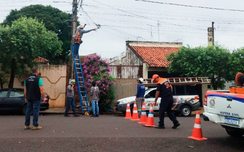 Prefeitura, CPFL e operadoras recolhem meia tonelada de fios soltos em Birigui