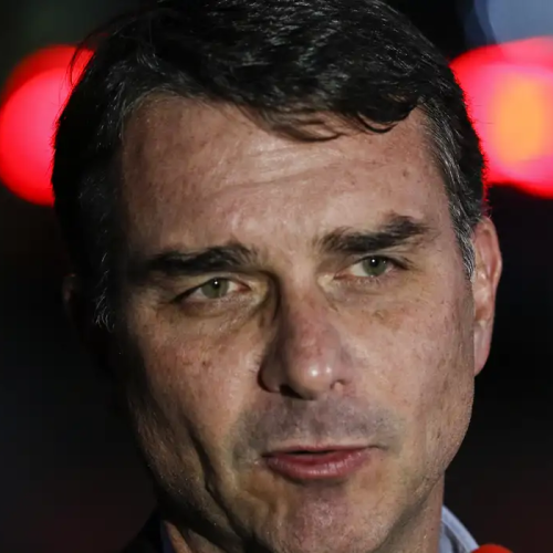 Flávio Bolsonaro admite cobrança a Daniel Vorcaro, mas nega irregularidades