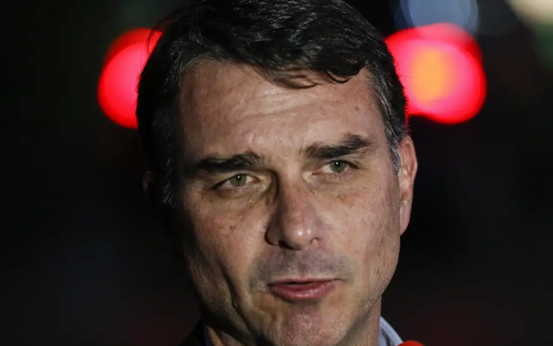 Flávio Bolsonaro admite cobrança a Daniel Vorcaro, mas nega irregularidades